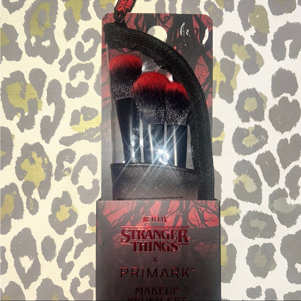 Stranger Things X Primark 3 Pc Make Up Brush Set Limited edition - Picture 3 of 11